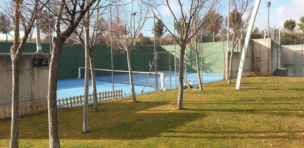 Chalet Adosado Entero, Bbq Y Piscina Comunitaria Sabiñánigo Extérieur photo