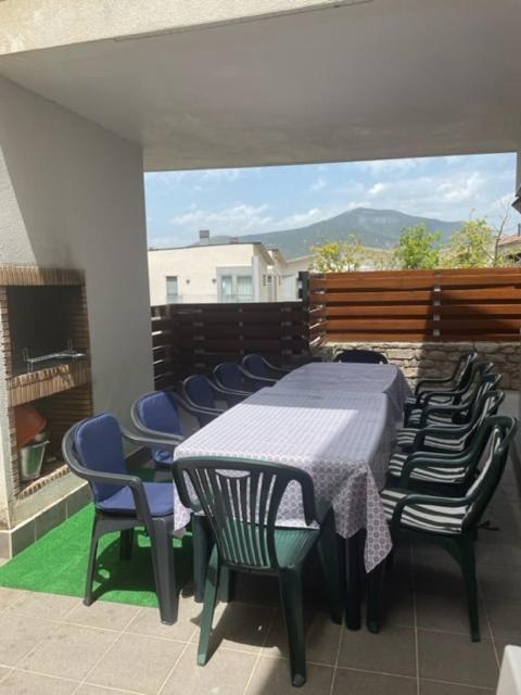 Chalet Adosado Entero, Bbq Y Piscina Comunitaria Sabiñánigo Extérieur photo